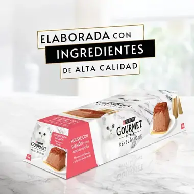 PURINA® GOURMET™ REVELATIONS™ Pirámide de Mousse, con Salmón y cascada de Salsa Vista Lateral