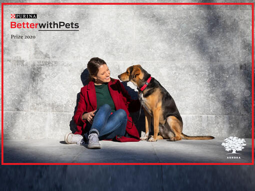 Premio Better with Pets mujer sentada con un perro