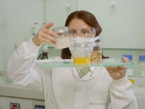 Científica mirando los ingredientes para mascotas