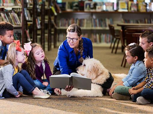 Profesor con niños y perro.